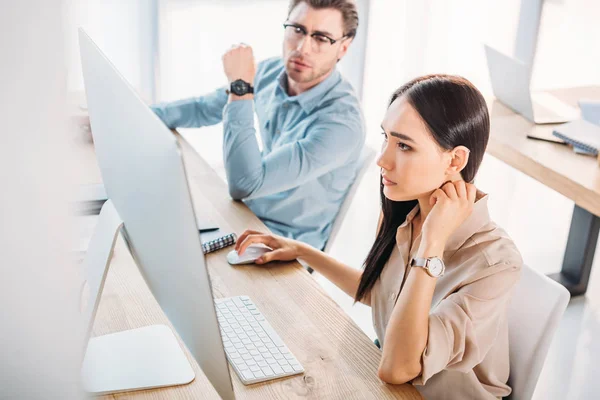 Fokuserade Blandras Affärskollegor Arbetar Projektet Grupp Arbetsplatsen Office — Stockfoto