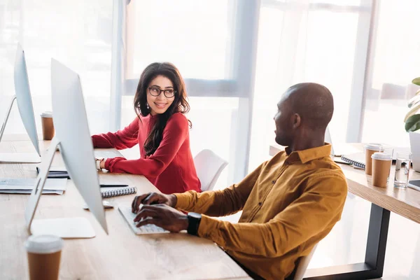 Sonrientes Empresarios Afroamericanos Mirándose Mientras Trabajan Lugar Trabajo Oficina — Foto de Stock