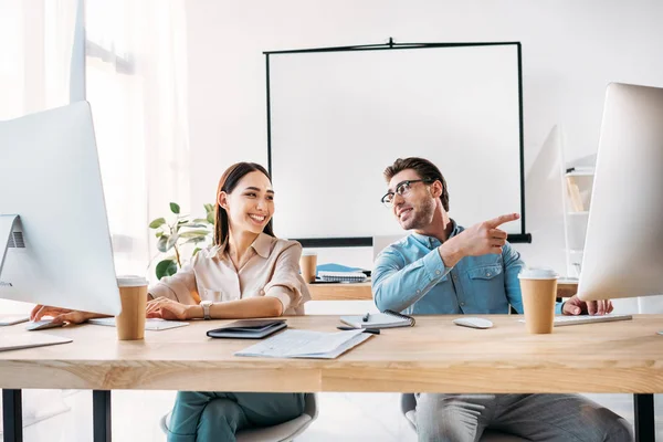 Lachende Sex Tussen Verschillendre Rassen Collega Werken Bij Werkplek Kantoor — Stockfoto