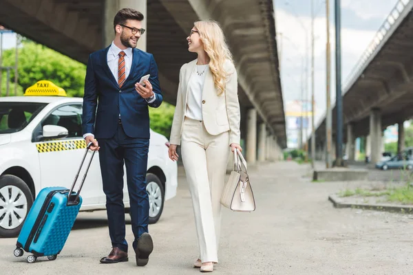 Elegáns Fiatal Pár Mosolygó Egymást Miközben Bőrönd Közelében Taxi — Stock Fotó