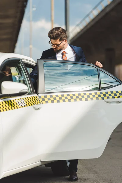 Jovem Bonito Terno Elegante Óculos Abrindo Porta Táxi Táxi — Fotografia de Stock