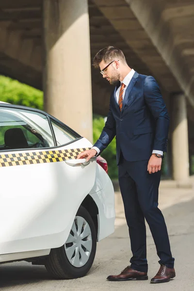 Handsome Stylish Man Suit Opening Door Taxi Cab — Stock Photo, Image