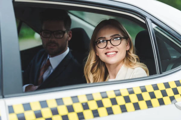 Mosolygó Fiatal Szemüvegek Nézett Ablakban Ülve Jóképű Férfival Taxi — Stock Fotó