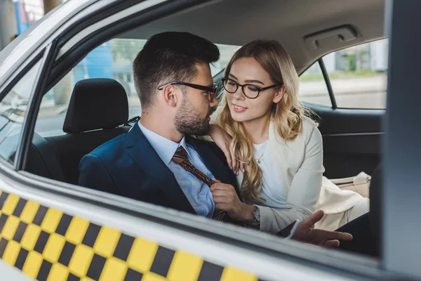 Verleidelijke Jonge Paar Flirten Zittend Taxi Cabine — Stockfoto