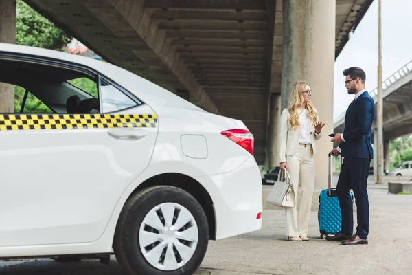 Elegáns Fiatal Pár Beszél Néztek Egymásra Állva Bőrönd Közelében Taxi — Stock Fotó