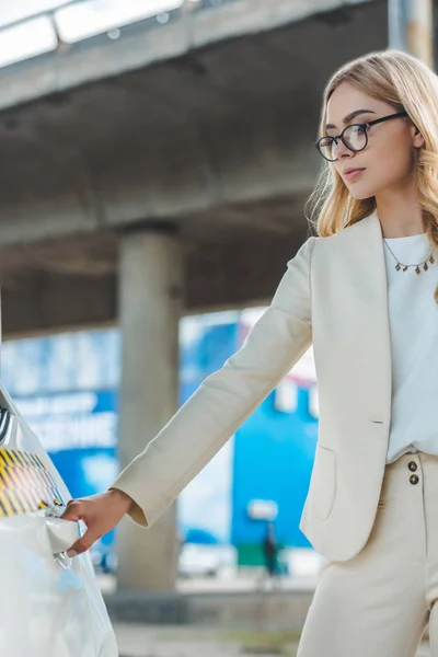 Mooie Modieuze Blonde Vrouw Brillen Taxi Cab Openen — Stockfoto