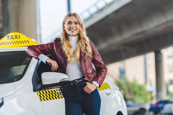Beautiful Blonde Girl Leaning Taxi Cab Smiling Camera — Stock Photo, Image