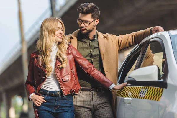 Schönes Stylisches Junges Paar Lächelt Einander Während Zusammen Der Nähe — Stockfoto