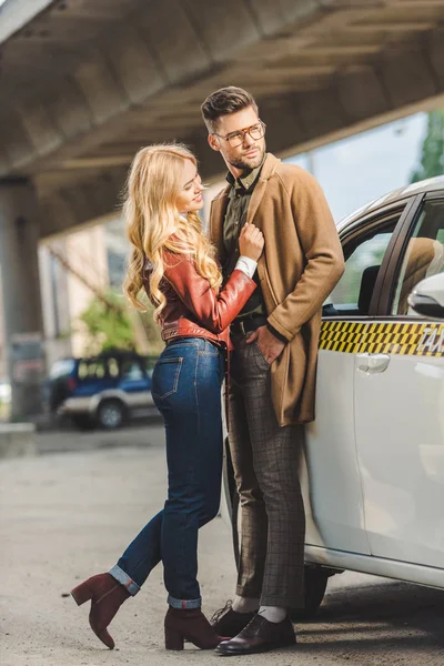 Feliz Pareja Joven Elegante Pie Juntos Cerca Taxi Taxi — Foto de Stock