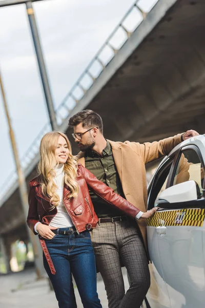 Beautiful Stylish Young Couple Standing Together Taxi Cab — Stock Photo, Image