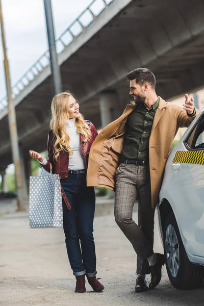 Happy Young Couple Shopping Bags Standing Together Taxi Car — Stock Photo, Image