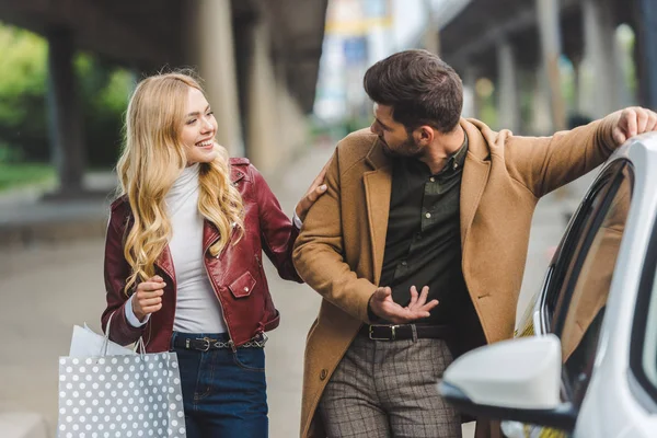 Jonge Man Leunend Taxi Cabine Lachende Vrouw Kijken Met Shopping — Stockfoto