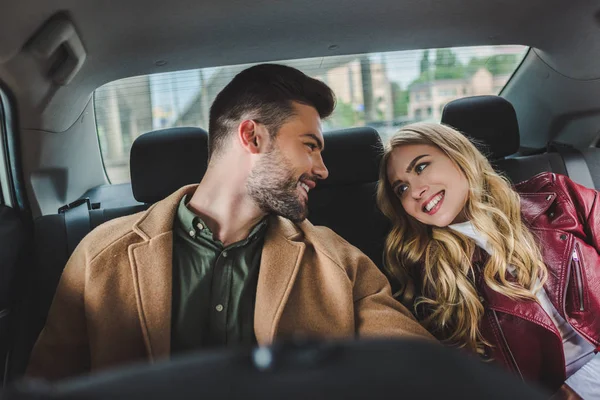 Schönes Glückliches Junges Paar Lächelt Einander Während Zusammen Auto Sitzt — Stockfoto