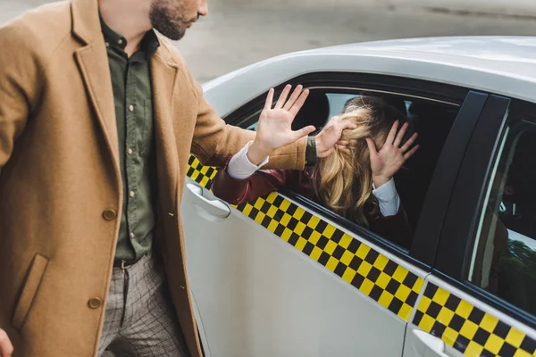 Ritagliato Colpo Uomo Che Tiene Capelli Giovane Donna Seduta Taxi — Foto Stock