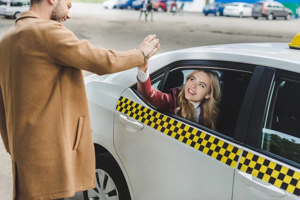 Alegre Joven Pareja Dando Alta Cinco Sonriendo Entre Chica Sentada — Foto de Stock