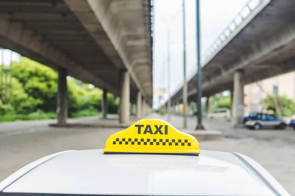 Närbild Gul Taxi Tecken Ovanpå Cab — Stockfoto