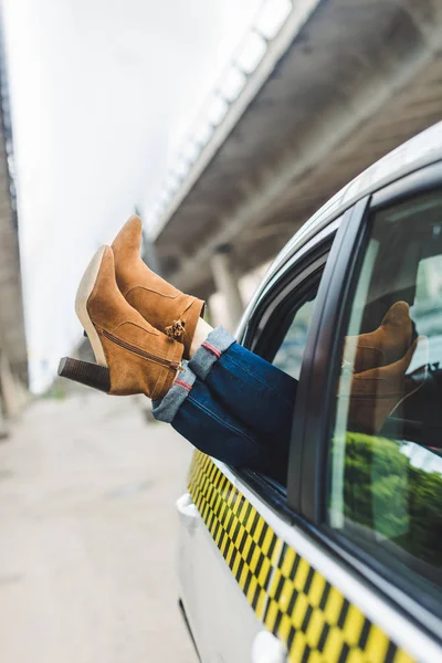 Beskuren Bild Kvinnliga Ben Snygga Skor Öppna Fönstret Taxi — Stockfoto