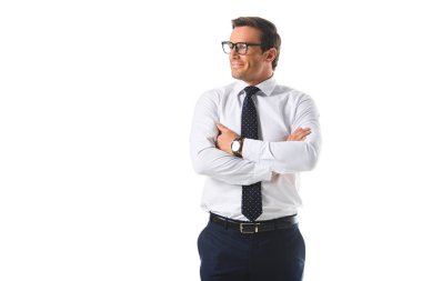 Beyaz arka plan üzerinde izole çapraz eller ile ayakta gözlük gülümseyen işadamı