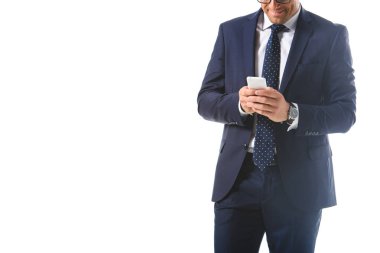 Beyaz arka plan üzerinde izole smartphone kontrol gözlük gülümseyen işadamı kırpılmış görüntü 