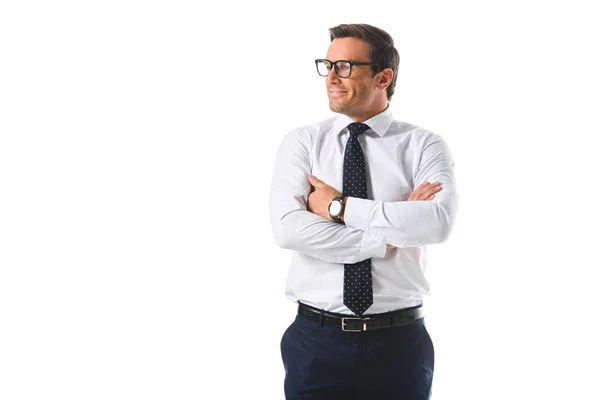 Hombre Negocios Sonriente Gafas Pie Con Las Manos Cruzadas Aisladas — Foto de Stock