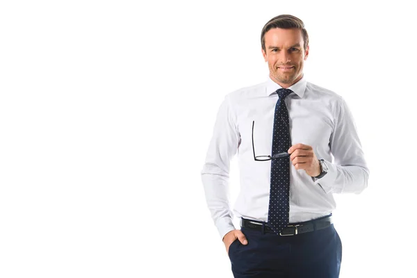 Sonriente Hombre Negocios Sosteniendo Gafas Aisladas Sobre Fondo Blanco — Foto de Stock