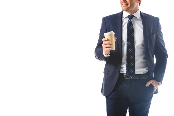 Przycięte Zdjęcie Uśmiechający Się Biznesmen Holding Papierowy Kubek Kawy Białym — Zdjęcie stockowe
