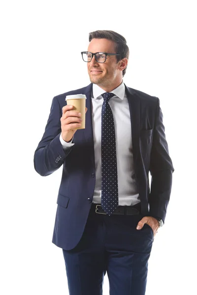 快乐的商人在眼镜持有纸杯咖啡隔离在白色背景 — 免费的图库照片