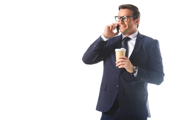 Empresário Feliz Óculos Falando Smartphone Segurando Xícara Papel Café Isolado — Fotografia de Stock