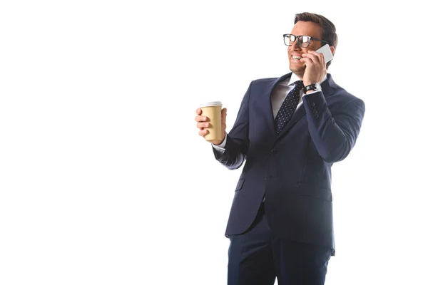 スマート フォンで話して 白い背景で隔離のコーヒーの紙コップを持って眼鏡でビジネスマンを笑ってください  — 無料ストックフォト