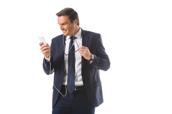 Sonriente Hombre Negocios Escuchando Música Auriculares Con Smartphone Aislado Sobre — Foto de stock gratis