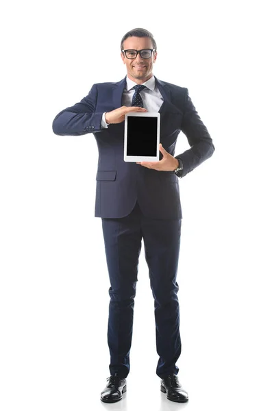 Uomo Affari Sorridente Occhiali Con Tablet Digitale Con Schermo Bianco — Foto stock gratuita