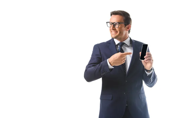 Glücklicher Geschäftsmann Mit Brille Zeigt Auf Smartphone Mit Leerem Bildschirm — Stockfoto