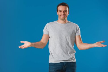 mavi izole kamera gülümseyen yakışıklı mutlu adam