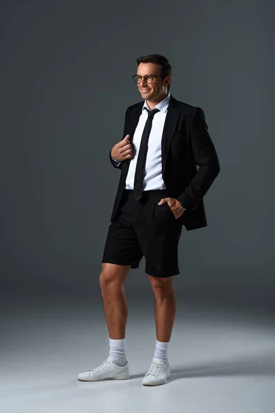 Hombre Con Estilo Con Gafas Pantalones Cortos Sosteniendo Chaqueta Hombro — Foto de stock gratuita