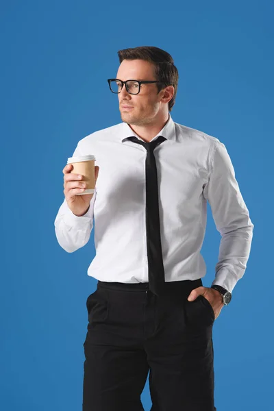 Hombre Negocios Serio Gafas Con Taza Papel Mirando Hacia Otro — Foto de stock gratis