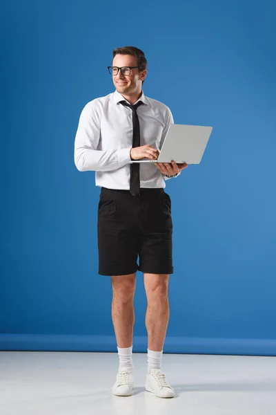 Guapo Hombre Negocios Sonriente Pantalones Cortos Usando Ordenador Portátil Mirando —  Fotos de Stock