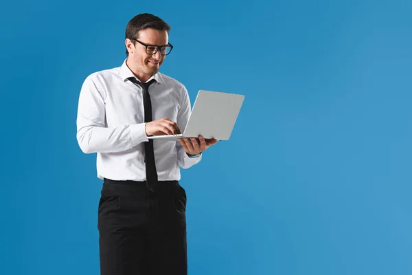 Homem Negócios Bonito Sorridente Óculos Usando Laptop Isolado Azul — Fotografia de Stock