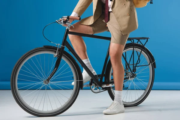 Recortado Tiro Hombre Pantalones Cortos Sentado Bicicleta Azul — Foto de stock gratis