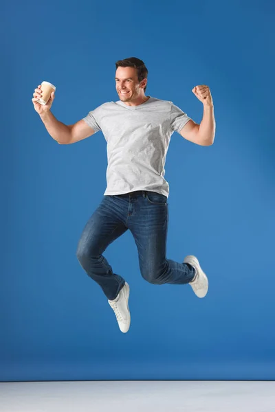 Excité Homme Avec Café Pour Aller Sauter Triompher Sur Bleu — Photo