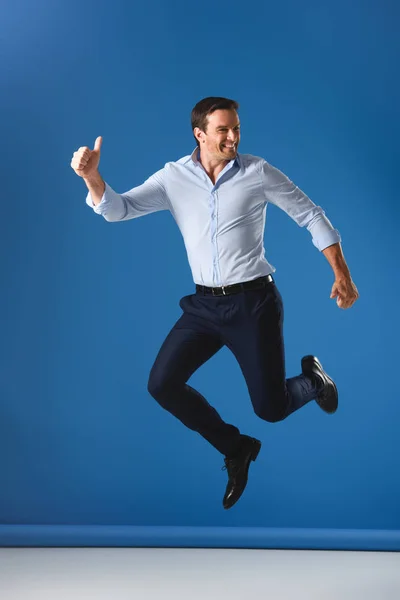 Vrolijke Knappe Man Duimen Opdagen Springen Blauw — Stockfoto