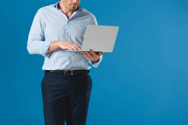 Beskuren Bild Stilig Man Holding Och Använder Laptop Isolerade Blå — Stockfoto