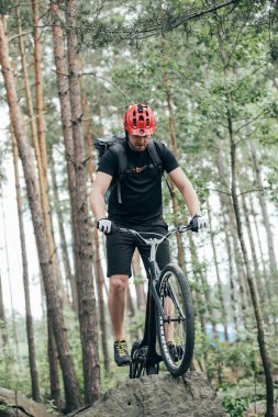 koruyucu kask dublör dağ bisiklet ormandaki yapıyor erkek aşırı bisikletçi önden görünümü
