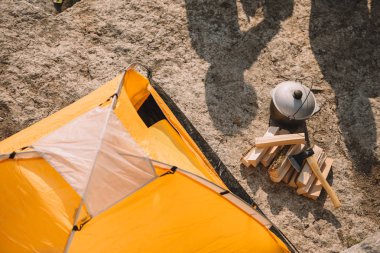 zeminde, turist çadır, balta, günlükleri, kazan ve gölge insan yüksek açılı görünüş