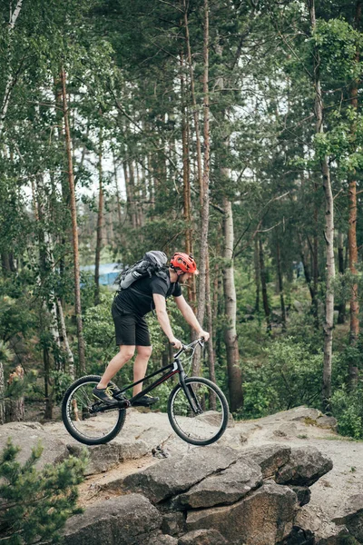 Male Extreme Cyclist Protective Helmet Riding Mountain Bicycle Forest — Free Stock Photo