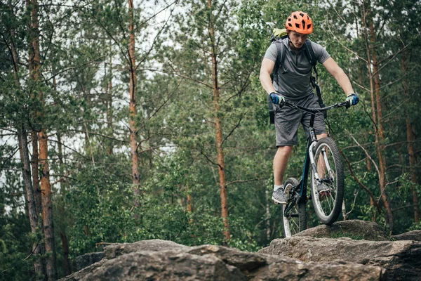 Велосипедист Защитном Шлеме Выполняющий Трюк Горном Велосипеде Лесу — стоковое фото