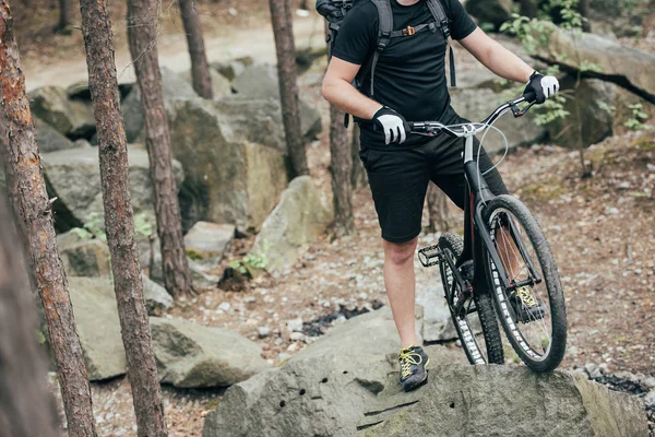 Imagem Cortada Ciclista Extremo Masculino Capacete Proteção Com Bicicleta Montanha — Fotografia de Stock