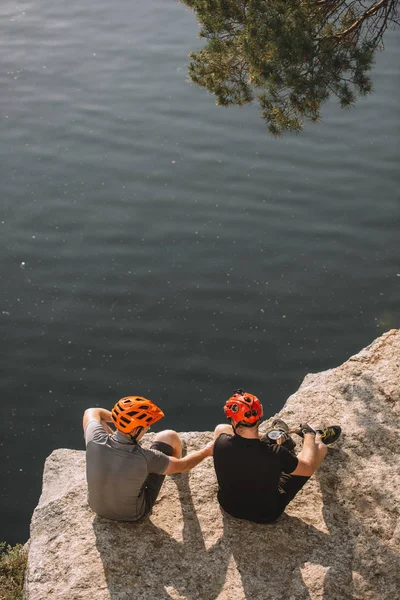 Vista Ángulo Alto Los Excursionistas Masculinos Cascos Protectores Comiendo Comida — Foto de stock gratis