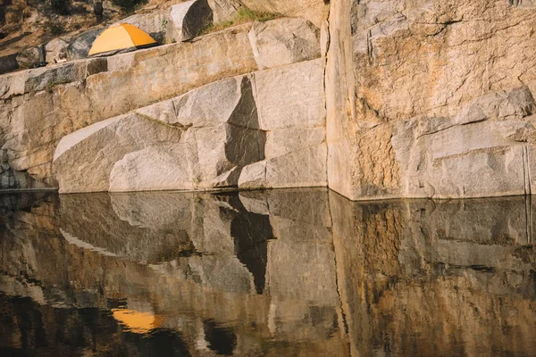 Μακρινή Θέα Σκηνή Ταξιδιού Βραχώδη Πλαγιά Πάνω Από Τον Ποταμό — Φωτογραφία Αρχείου