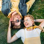 Vue aérienne jeune couple heureux reposant sur l'herbe verte dans le parc