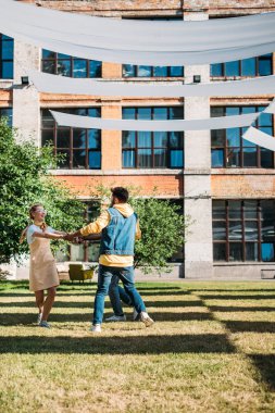 çok kültürlü genç arkadaşlar birlikte yaz gününde eğlenirken elele